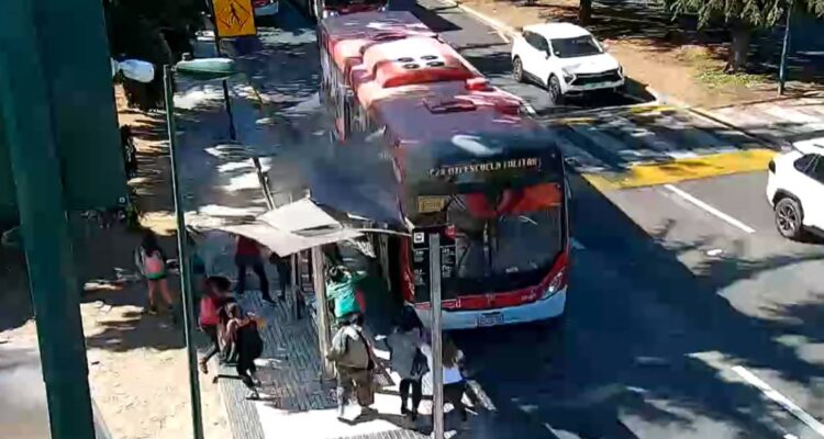 Bus RED impacta contra paradero con pasajeros en Lo Barnechea