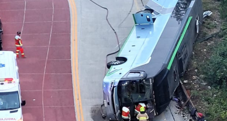 Bus vuelca en Panguipulli