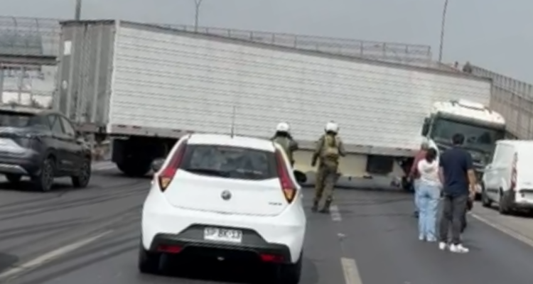 Corte total en Ruta 5 al sur en San Bernardo: camión quedó atascado y bloquea la autopista