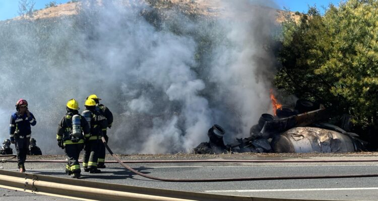 Camión se vuelca e incendia en Ruta 5 Sur en Los Ángeles: fuego se expandió a pastizales