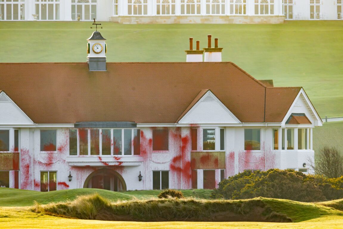 Vandalizan campo de golf de Donald Trump en Escocia: grupo pro Palestina se adjudicó el ataque