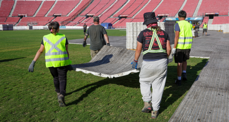 Sufrió daño con fallidos shows de Shakira: cancha del Nacional en mantención para eliminatorias