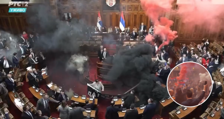 VIDEOS | Caos en el Parlamento de Serbia: diputados arrojaron bombas de humo y tres quedaron grave