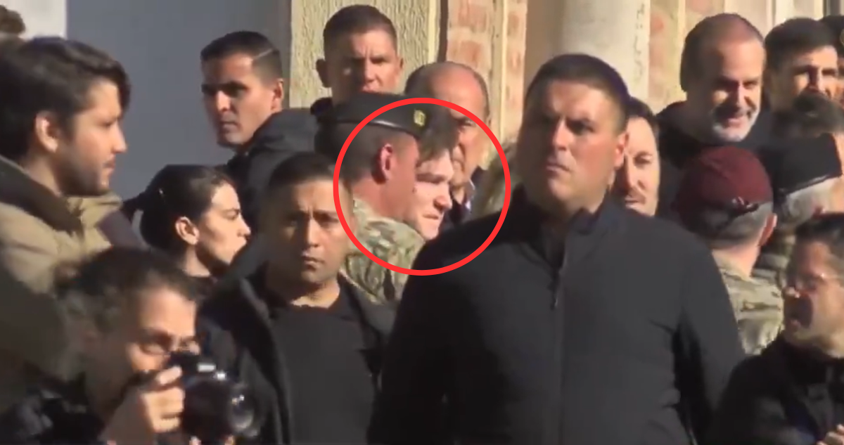 Javiercito, dile a Trump que te de platita: increpan a Milei en Bahía Blanca, azotada por temporal