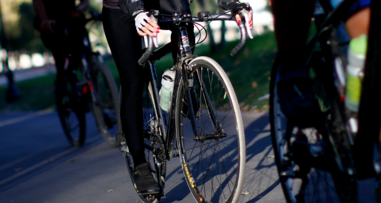 Ciclistas pasando por ciclovía en Temuco