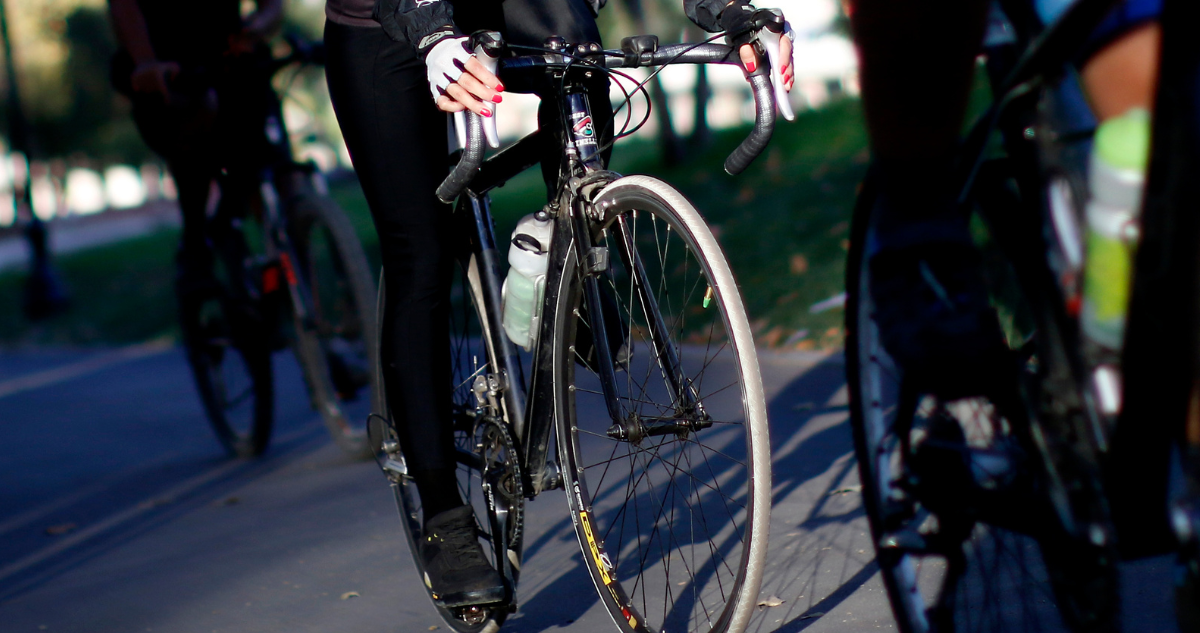 Ciclistas pasando por ciclovía en Temuco