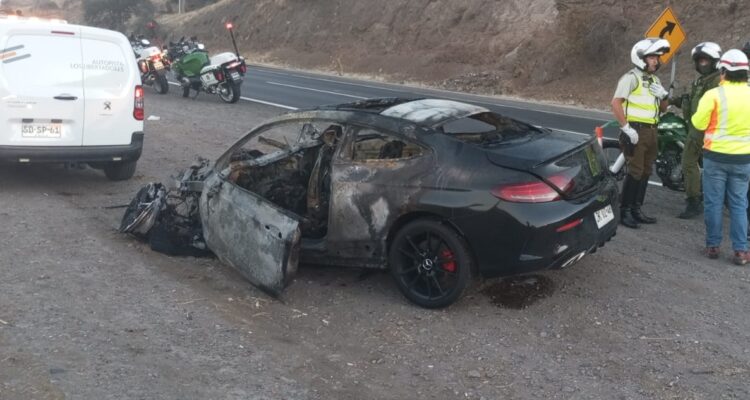 Un muerto dejó colisión que terminó con vehículo quemado en Colina