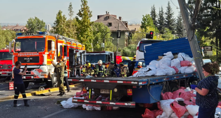 Colisión múltiple entre 6 vehículos en Las Condes deja al menos cuatro lesionados leves y dos graves