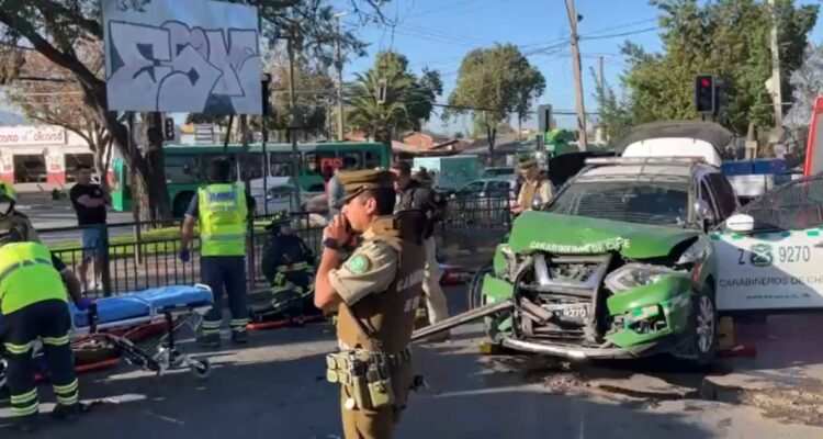 Vehículo de Carabineros queda destruido tras colisión con camioneta en Maipú