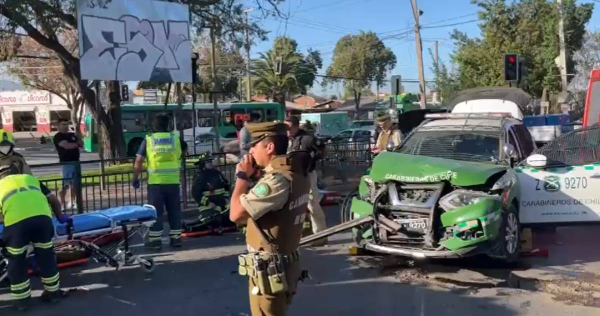 Vehículo de Carabineros queda destruido tras colisión con camioneta en Maipú