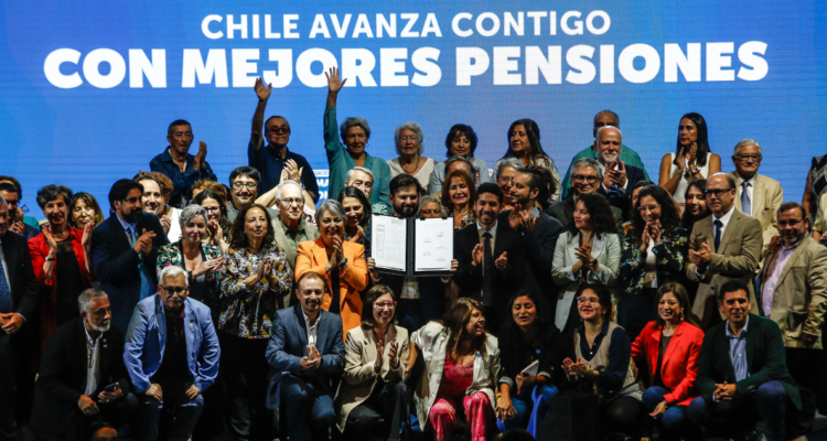 Con baile, discursos y agradecimiento a Moreira: Así se promulgó oficialmente la reforma de pensiones