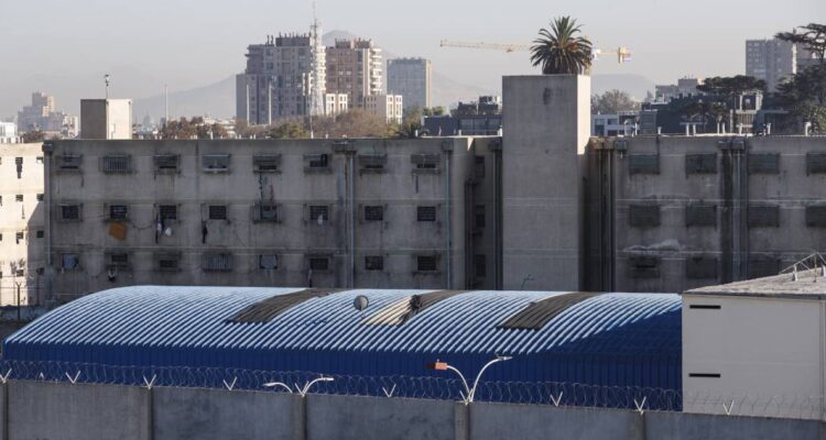 Santiago realiza consulta ciudadana sobre nueva cárcel: primeros resultados arrojan 86% de rechazo