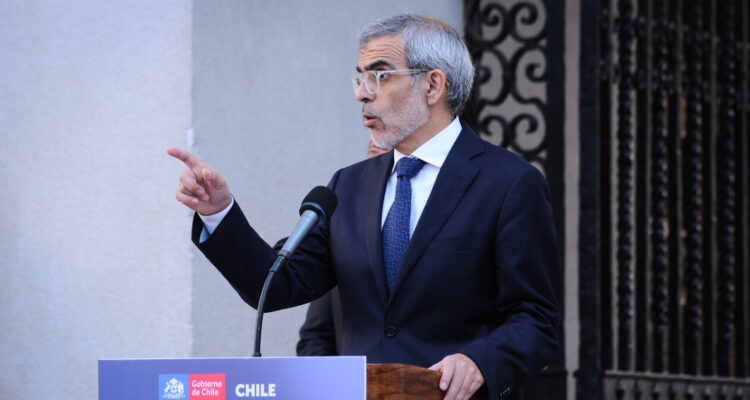 Cordero descarta negligencia de Boric en fallida compra de casa de Salvador Allende