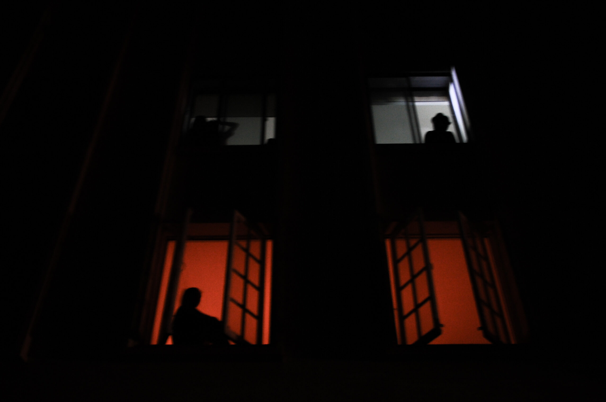 ventans con luz tenue durante megacorte