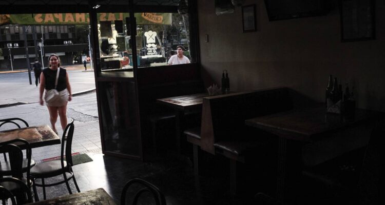 Reportan cortes de luz en comunas de la RM: Santiago fue la más afectada