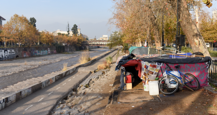 Corte rechaza recurso de vecinos contra la Municipalidad de Santiago por rucos junto al río Mapocho