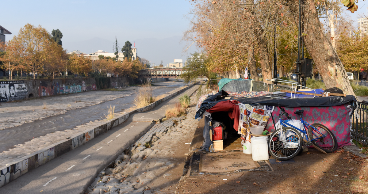 Corte rechaza recurso de vecinos contra la Municipalidad de Santiago por rucos junto al río Mapocho