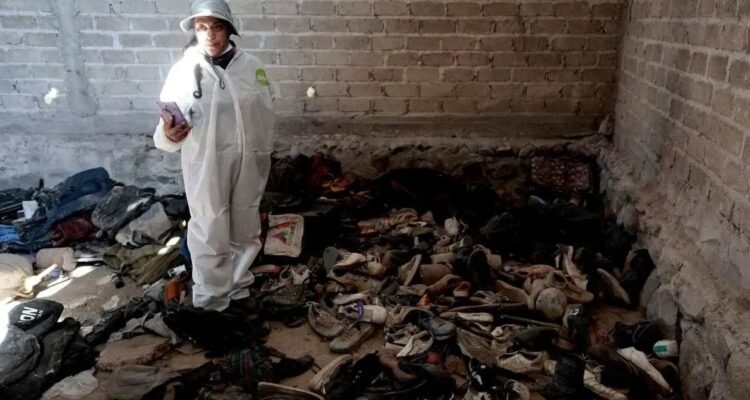 Encuentran crematorios clandestinos en México con restos humanos: había 200 pares de zapatillas