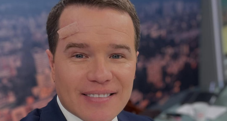 Davor Gjuranovic con parche en su frente en referencia a cáncer a la piel