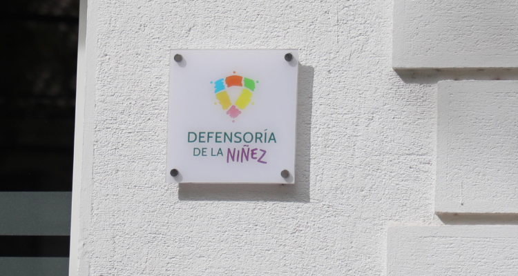 defenrosía de la niñez agresión profesora