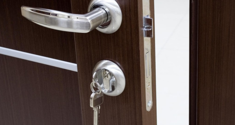 Dejar la llave puesta (por dentro) en la puerta principal no es seguro para tu casa, sugieren expertos