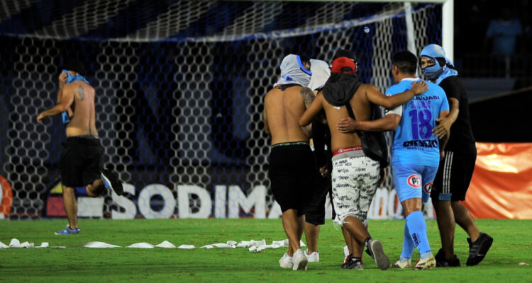 Un ’apretón’ cuesta caro: el fuerte castigo que arriesga Iquique por invasión de barristas a cancha