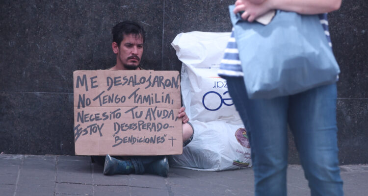 Las heridas que están dejando los ajustes de Milei en el mercado laboral argentino