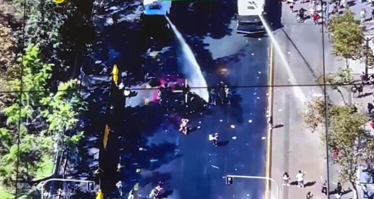 Reportan desórdenes y barricadas en centro de Santiago tras finalizar marcha por 8M 2025