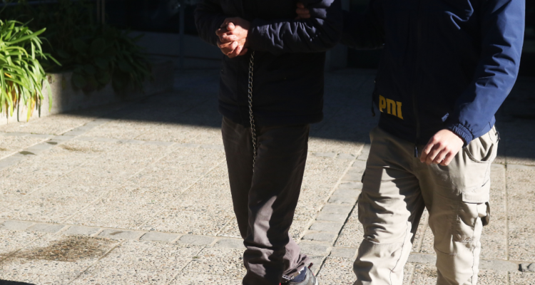 Hombre esposado por violación de joven en Carahue