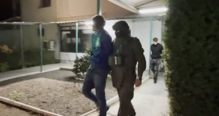 Detienen a sujetos que circulaban en auto robado: persecución terminó en Puente Alto