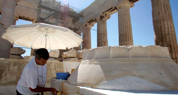 Detienen en Grecia a hombre que llevaba en su auto antigua columna arqueológica