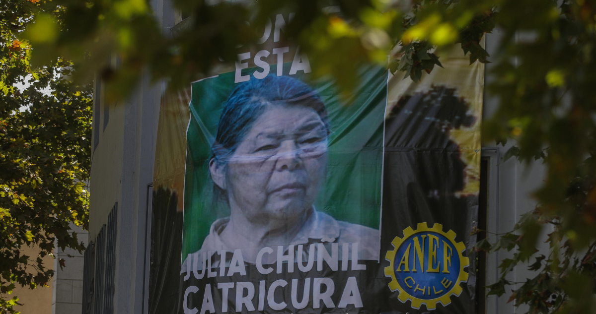 Gigantografía con el rostro de la activista medioambiental Julia Chuñil, desaparecida desde hace casi 4 meses.