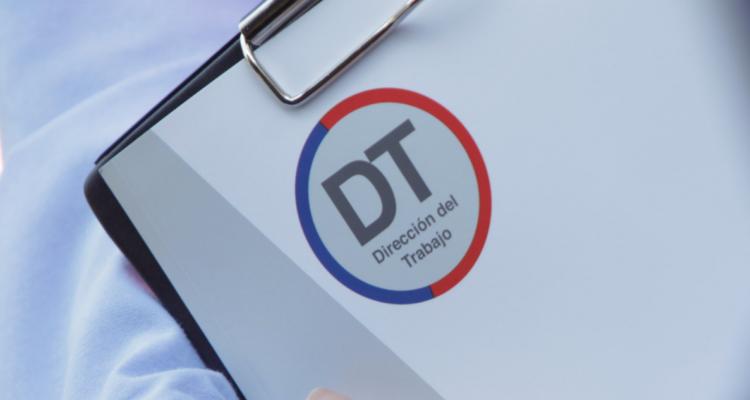 Logo de la Dirección del Trabajo por denuncia por acoso laboral presentada por exfuncionaria