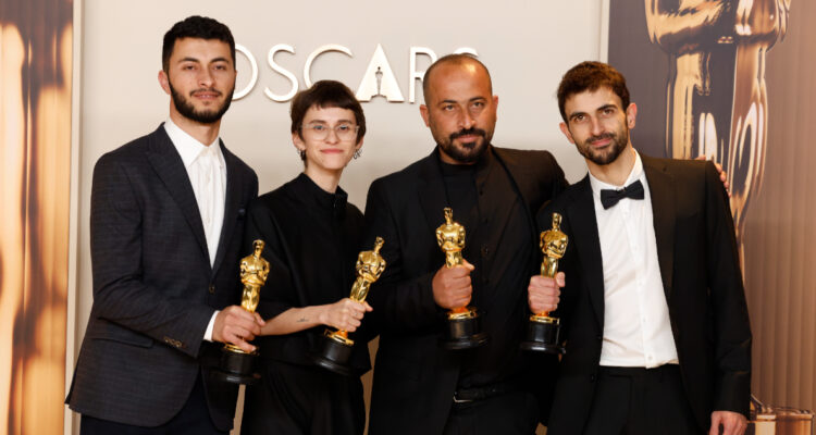 Foto de los directores de No Other Land, donde aparece Hamdan Ballal