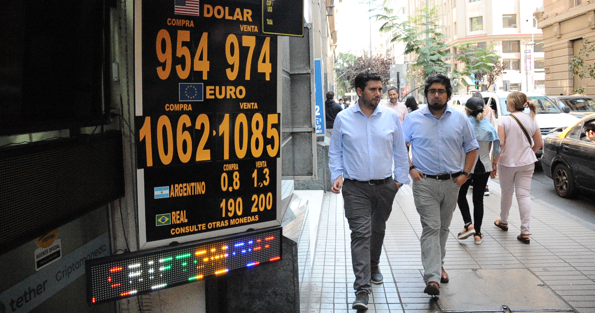 El dólar baja casi $10 y el peso chileno muestra ciertas fortalezas de la mano del cobre