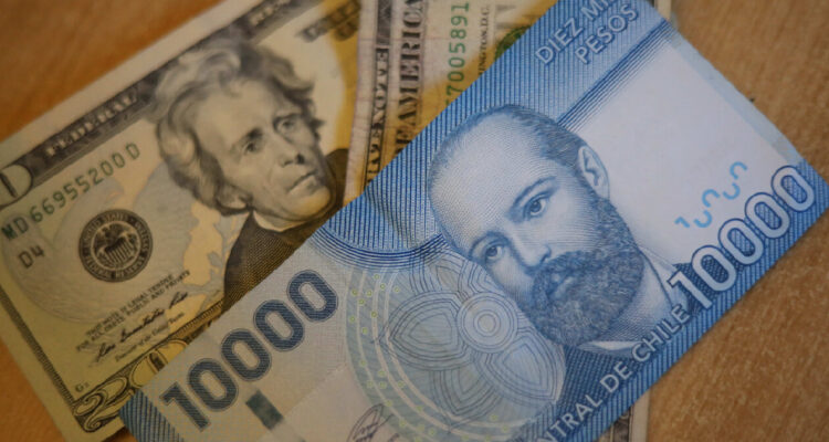 El peso chileno logra apreciarse frente al dólar: cayó a niveles de $920 tras nuevos datos de EEUU