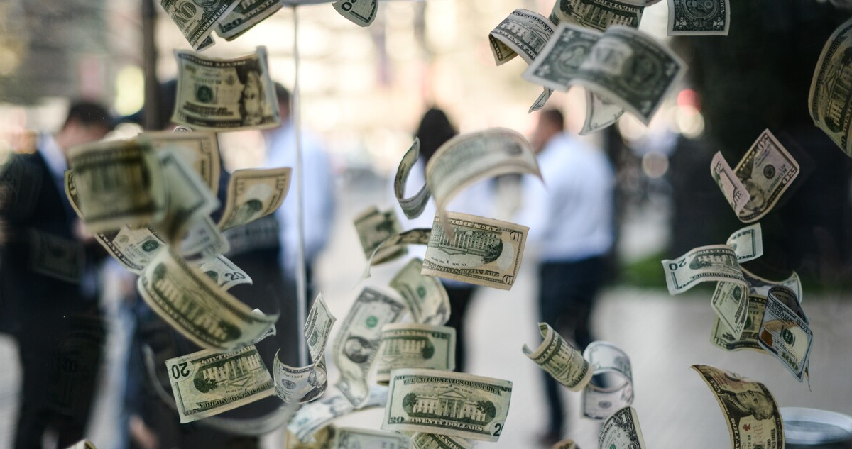Dólar se desplomó hasta los $930 tras discurso de Trump que prendió alarmas por aranceles al cobre