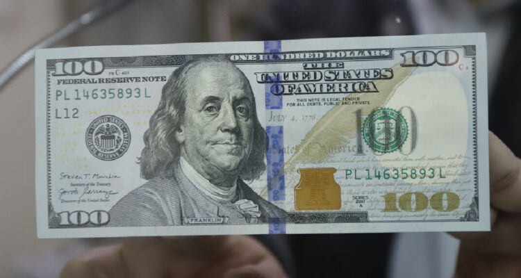 El dólar sigue en ascenso frente al peso: tocó los $950 en medio de la volatilidad internacional