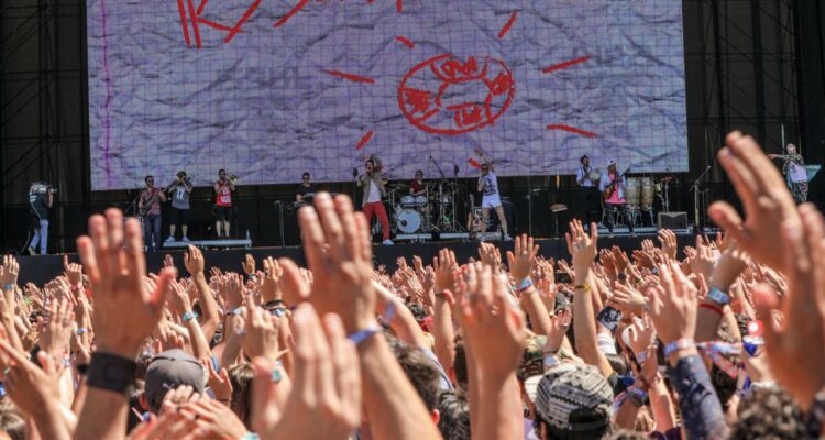 Dónde ver en vivo por televisión tv abierta y online streaming la transmisión del Festival Lollapalooza Chile 2025 y qué artistas están.
