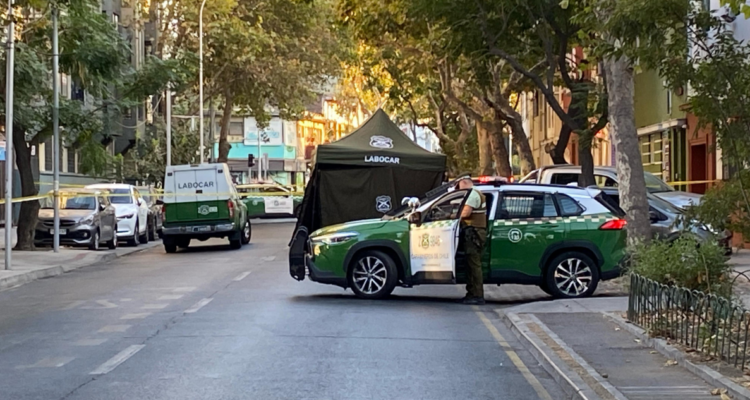 Dos personas son asesinadas a balazos dentro de un vehículo en el centro de Santiago