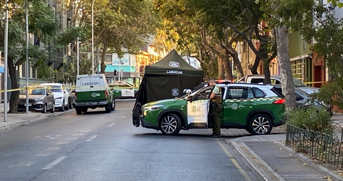 Dos personas son asesinadas a balazos dentro de un vehículo en el centro de Santiago