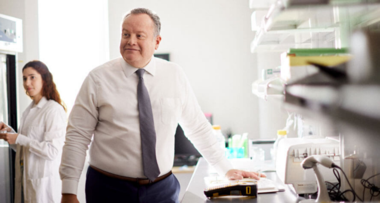 Iba a ser contador, pero un accidente cambió su vida: ahora es un médico referente mundial en cáncer