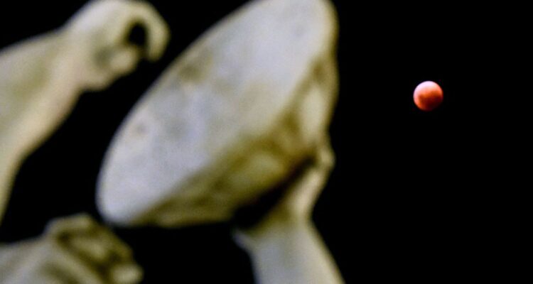 Dónde, cómo, cuándo y a qué hora ver en vivo la transmisión por streaming online del eclipse lunar de luna de sangre de marzo en Chile.