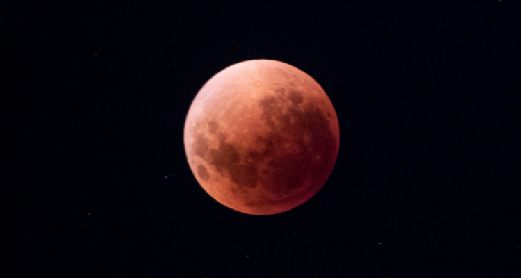 A qué hora y cómo ver el eclipse lunar total de este jueves ¿Por qué es llamado ‘Luna de Sangre’?
