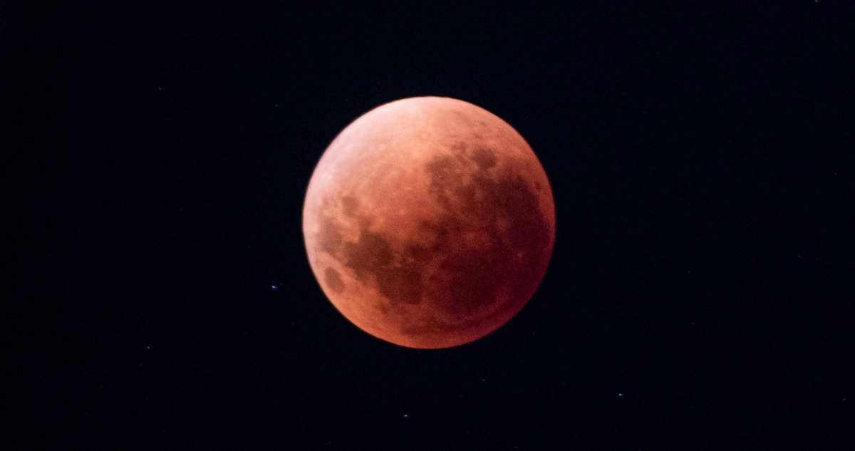 A qué hora y cómo ver el eclipse lunar total de este jueves ¿Por qué es llamado ‘Luna de Sangre’?