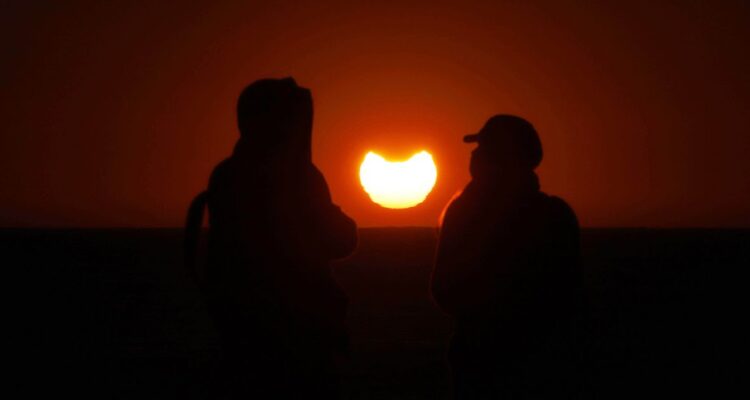Cuándo es el próximo eclipse solar de sol en Chile, y en qué regiones o ciudades se podrá ver de manera parcial o total y qué fecha.
