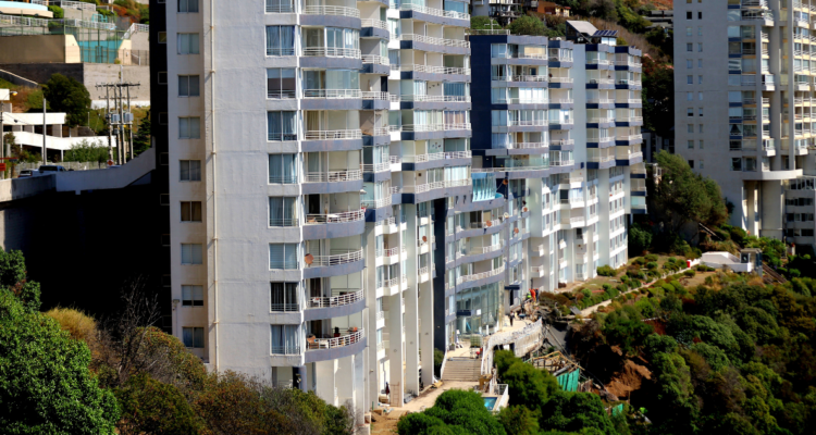 Imagen del edificio Euromarina II de Viña del Mar por nuevo deslizamiento de tierra por el cual se refirió el Serviu