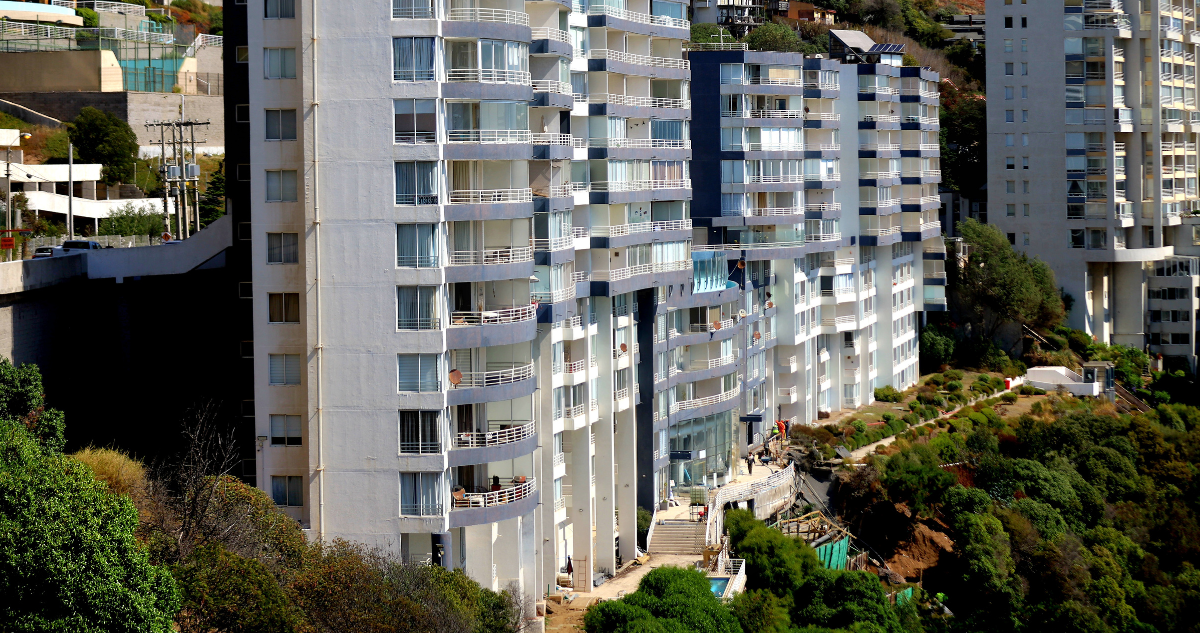 Imagen del edificio Euromarina II de Viña del Mar por nuevo deslizamiento de tierra por el cual se refirió el Serviu