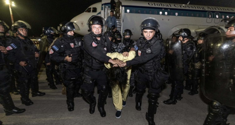 La deportación de venezolanos a El Salvador ordenada por Trump y que indigna al régimen de Maduro