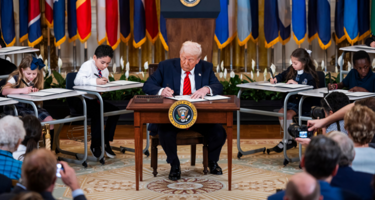 Trump firma una orden para desmantelar el Departamento de Educación de EEUU